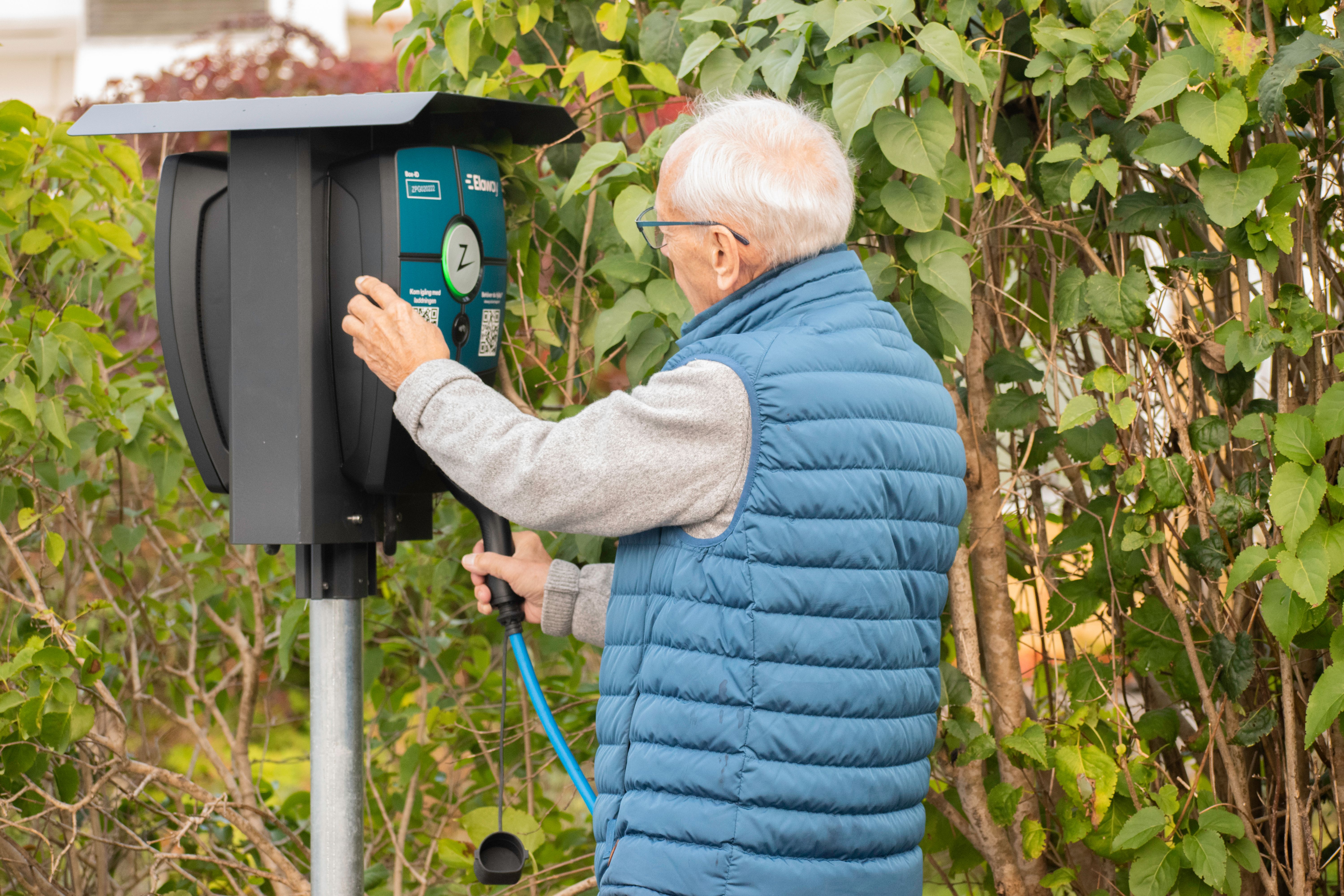 Bild av mann och laddbox