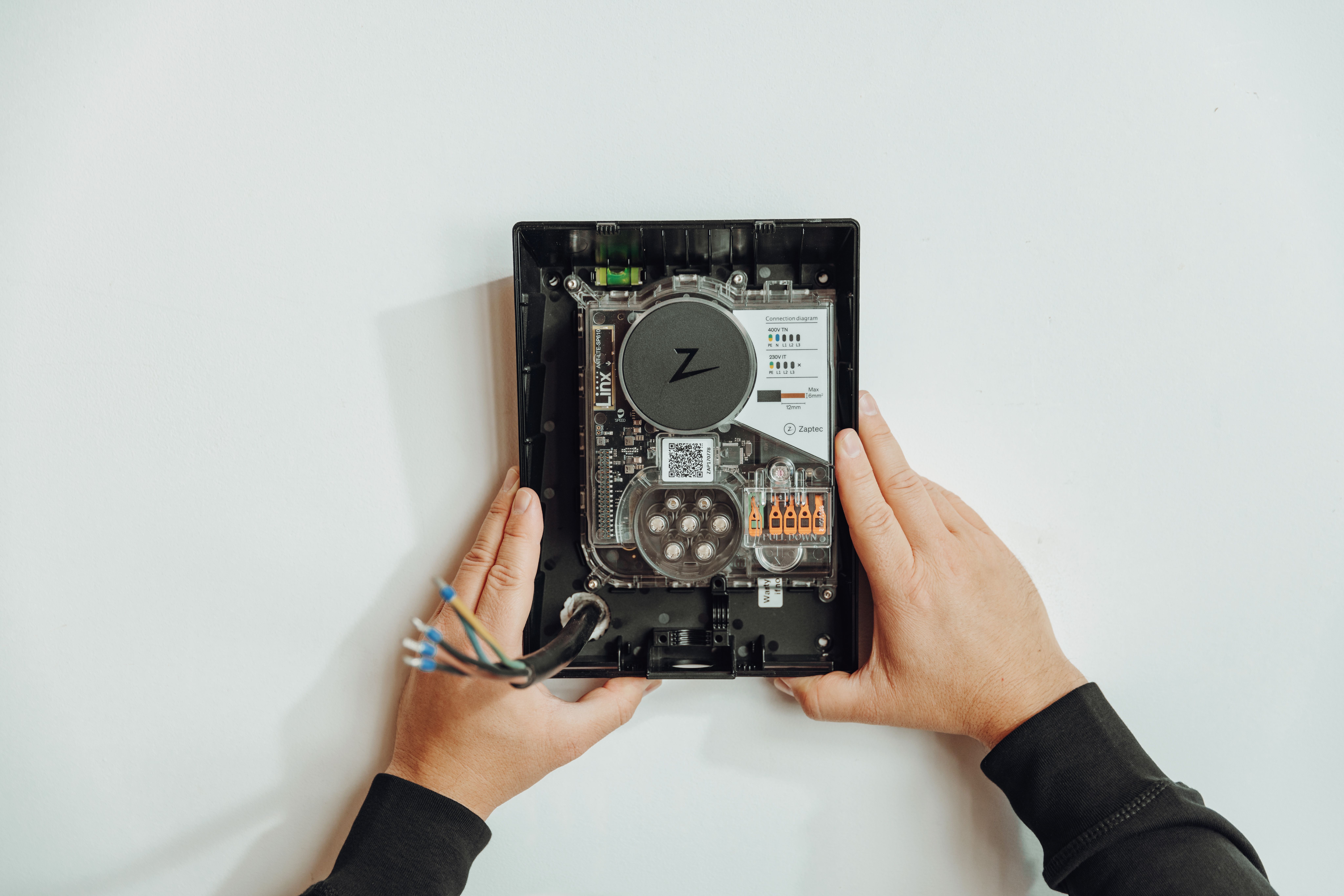 Närbild av en Zaptec elbilsladdare