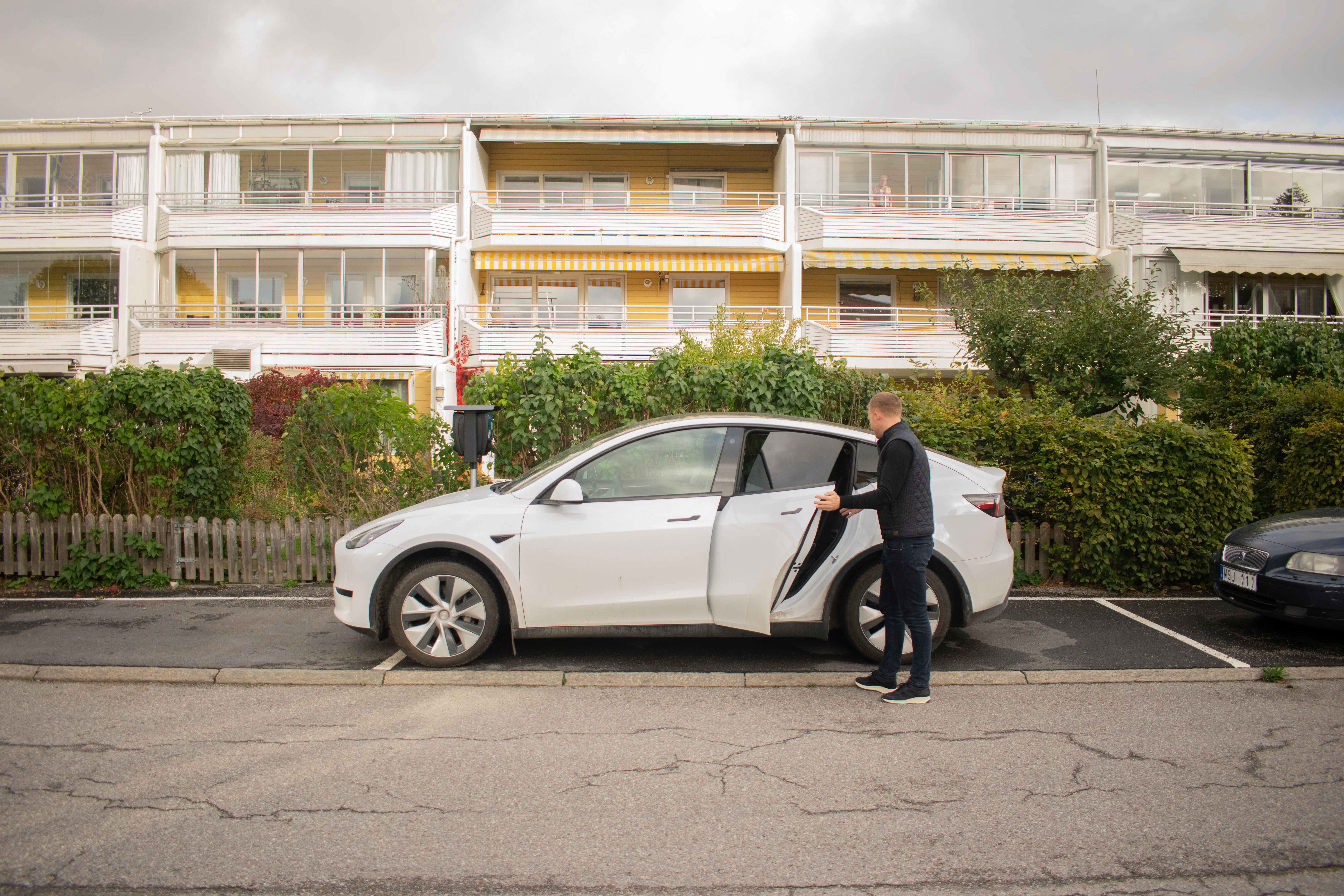 Bild av laddbox och elbil