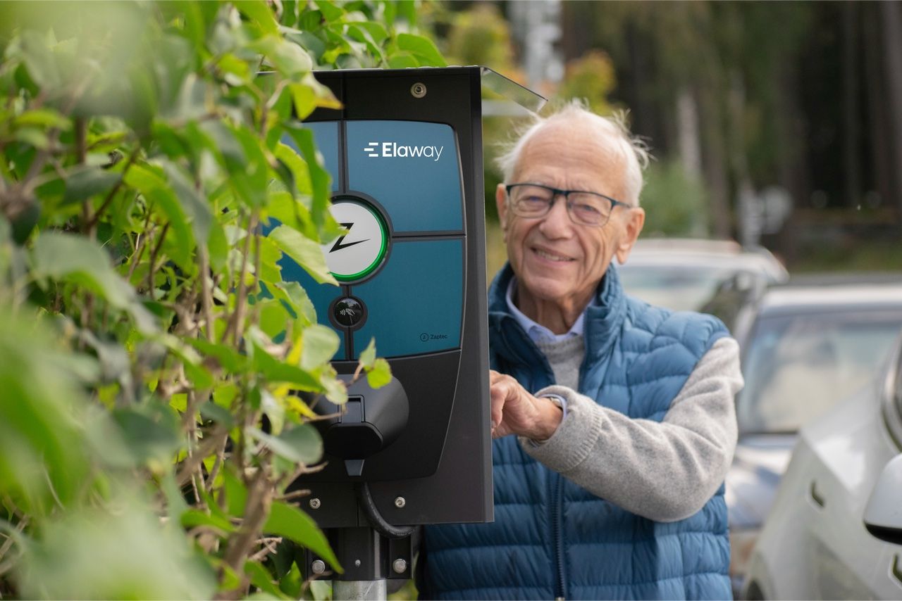 Mann och laddbox från Elaway