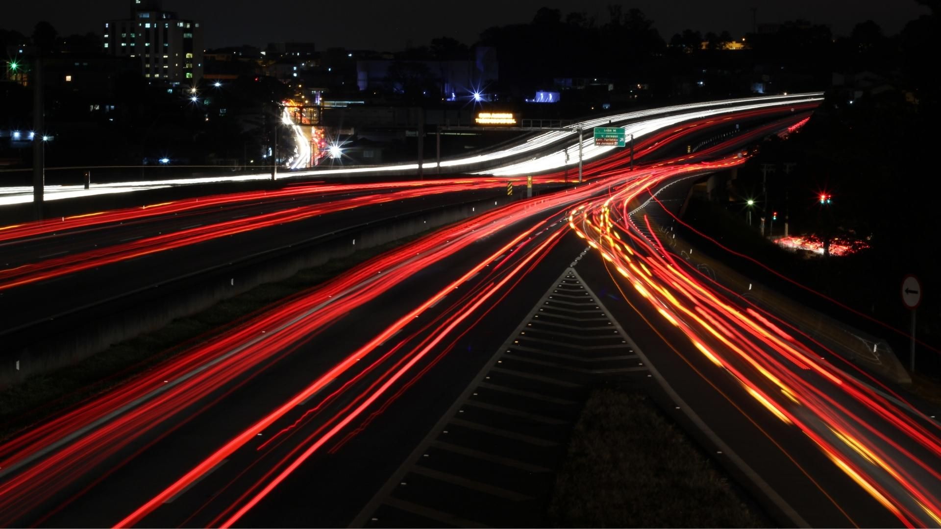 Foto av trafikerad väg tagen på natten 