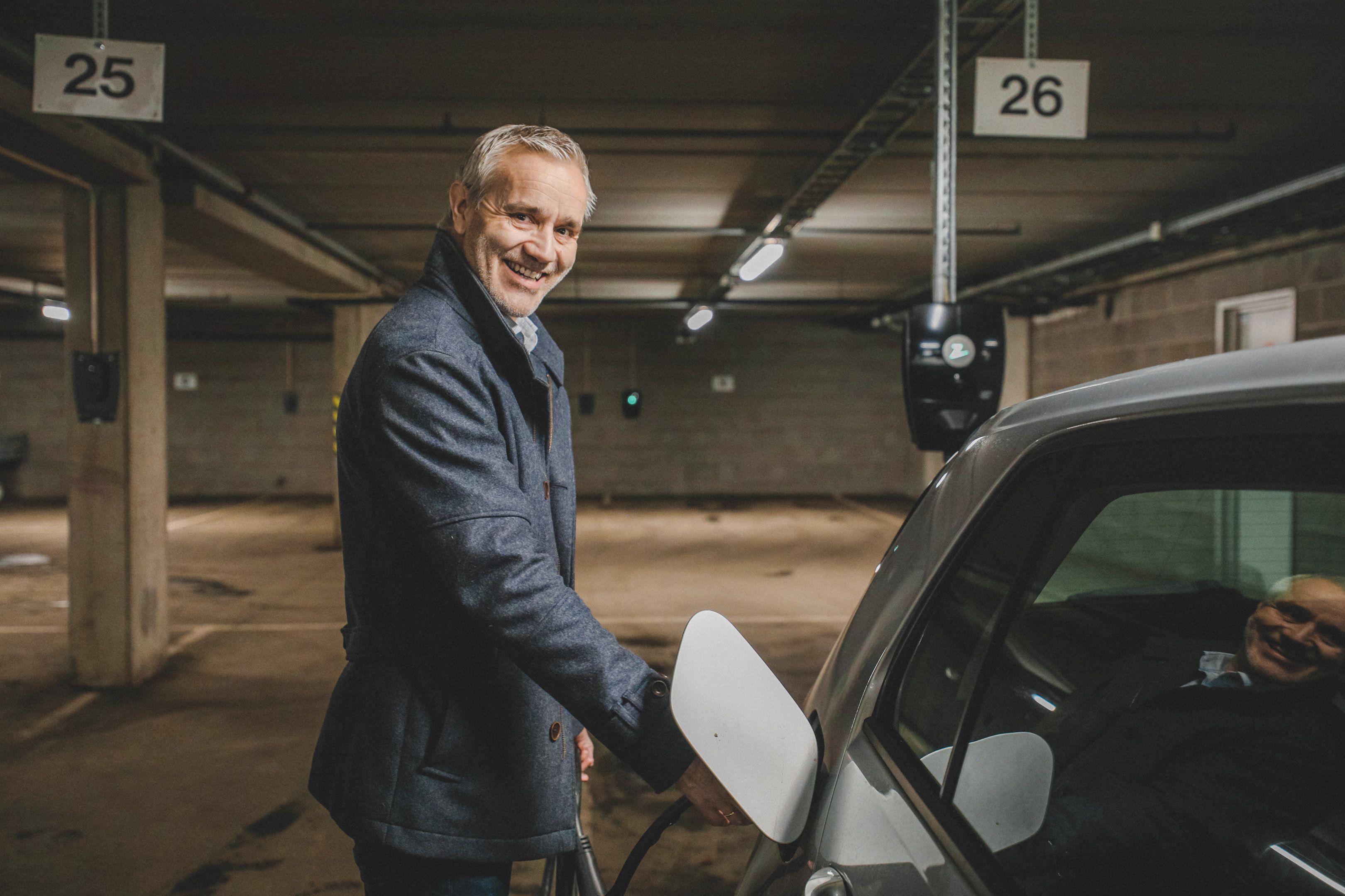 Bild av en man som står bredvid en bil