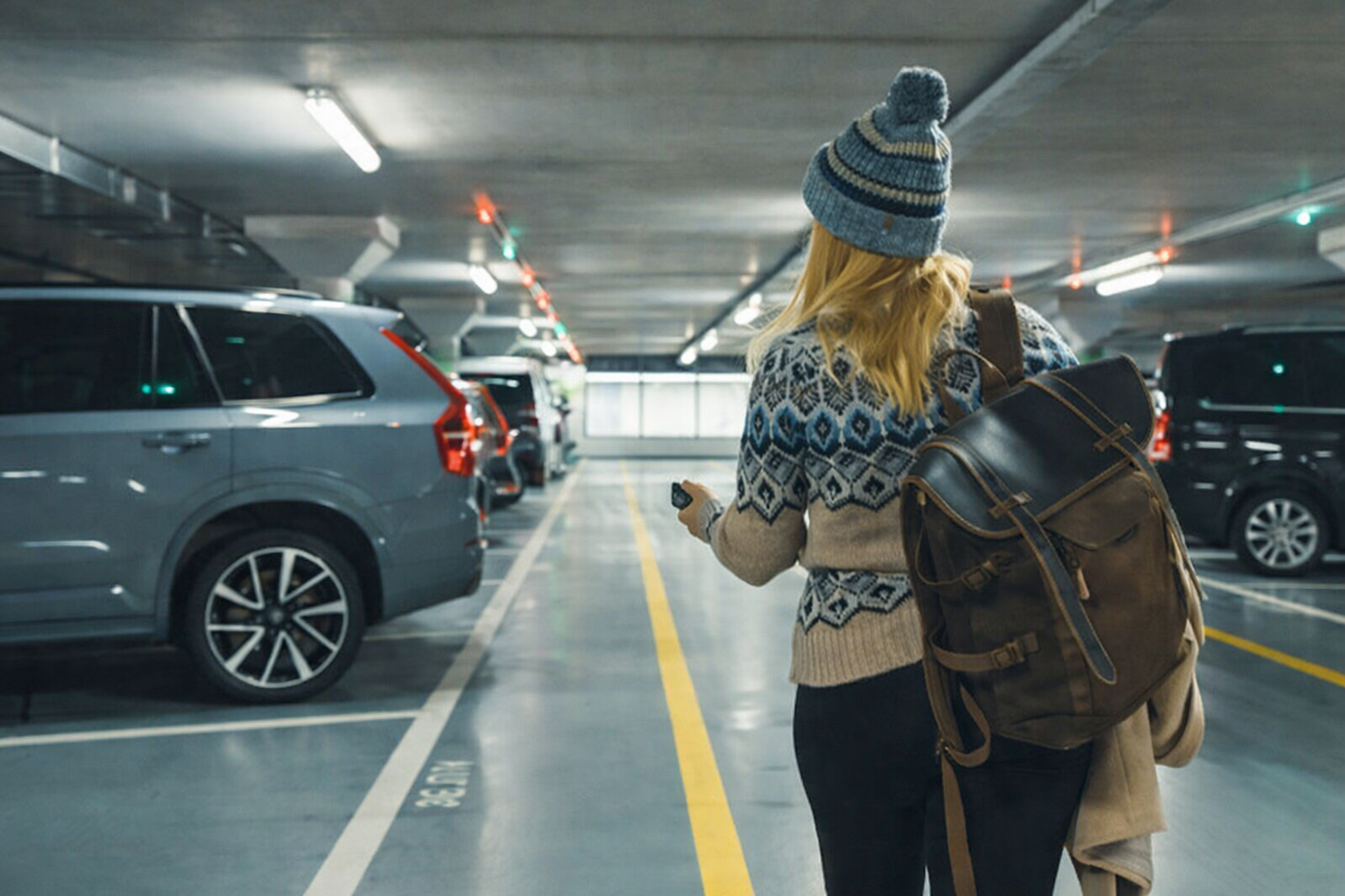 Foto av kvinna i parkeringsgarage