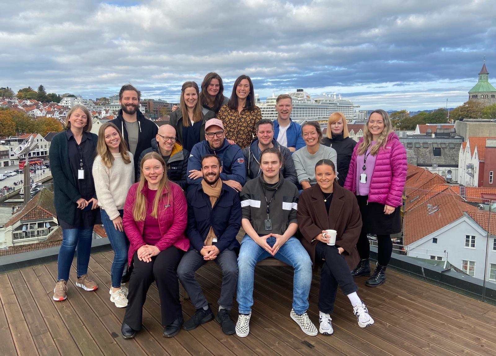 Nesten alle fra Storebrand samlet poå taket av stavangerkontoret. De ansatte står samlet i gruppebilde og smiler til kamera