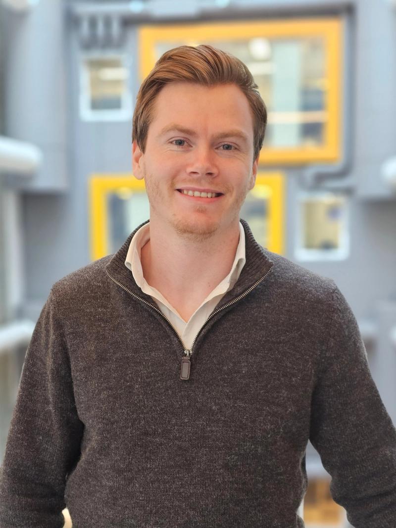 Mann med blondt hår.