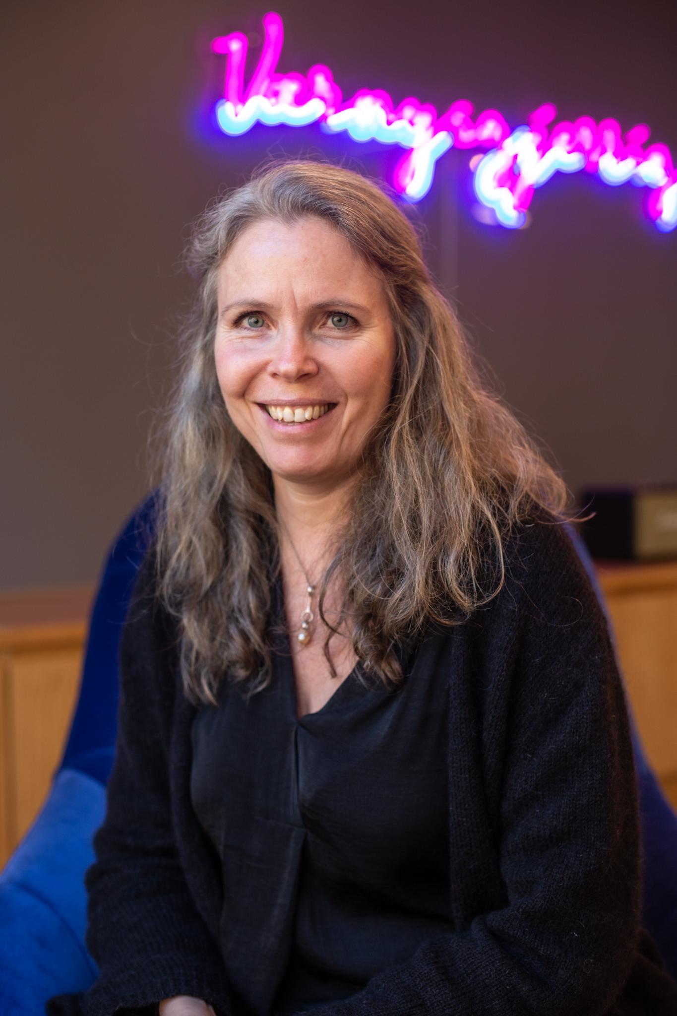 Kvinne med langt grått hår