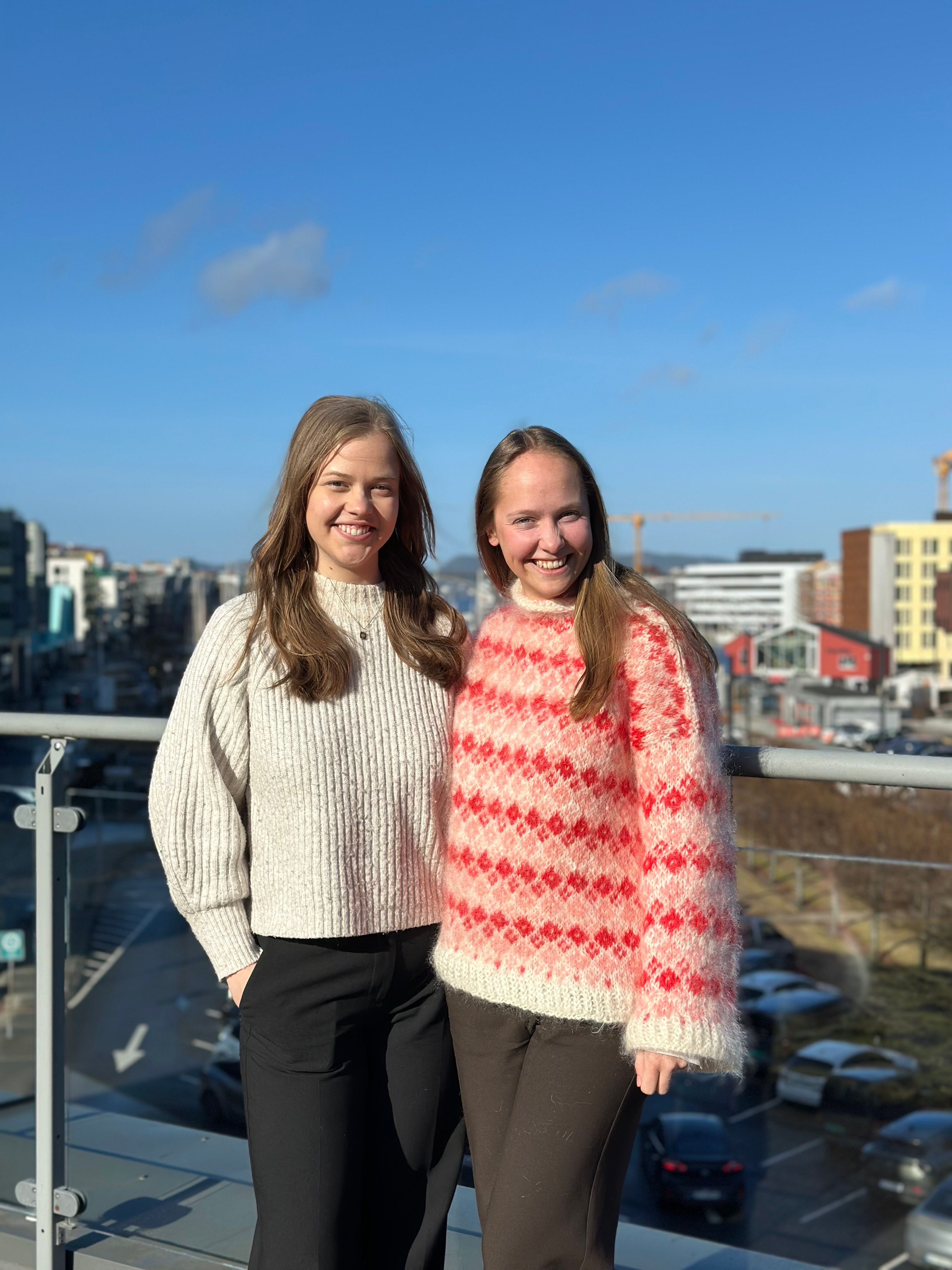 To kvinner står utendørs.