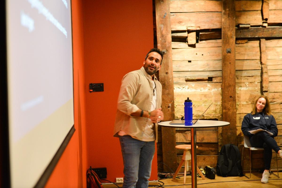 Arjun er også en av designerne som formidler sin kunnskap videre. Her er han på Bouvet One 2021, deres arena for å dele erfaringer og formidle domenekunnskap, hvor han snakket om User Story Mapping.