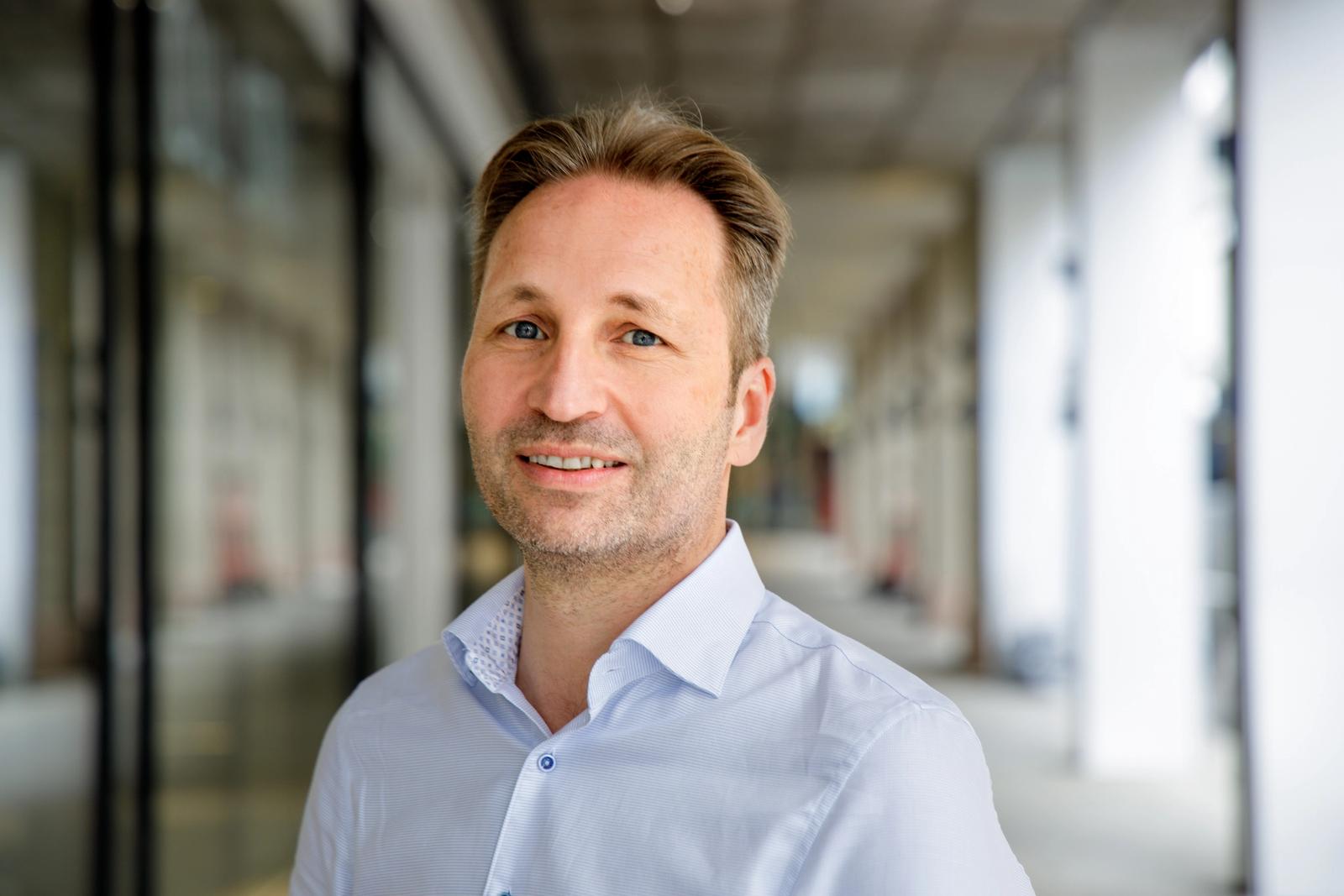 Mann grått hår og blå skjorte