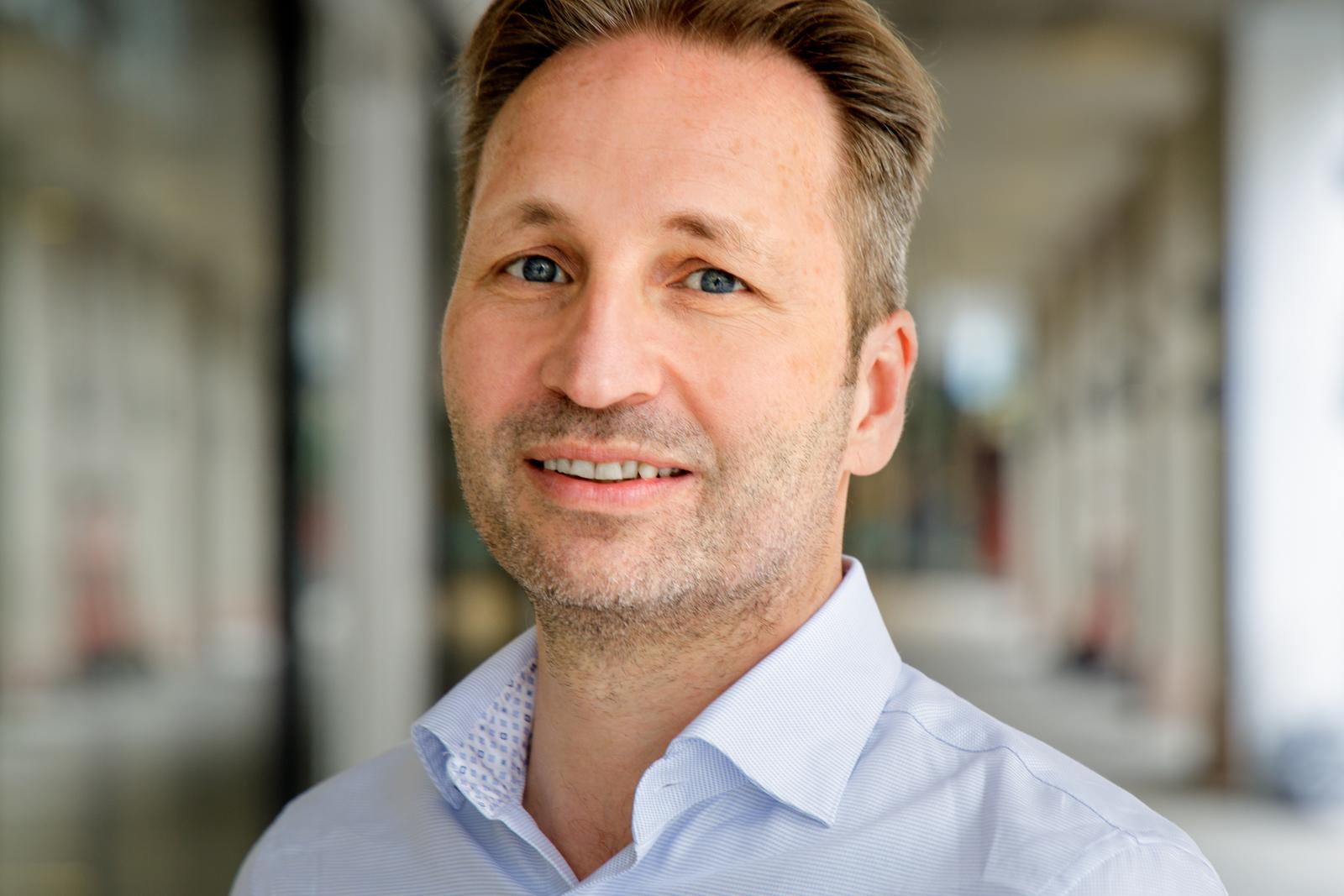 Mann med grått hår