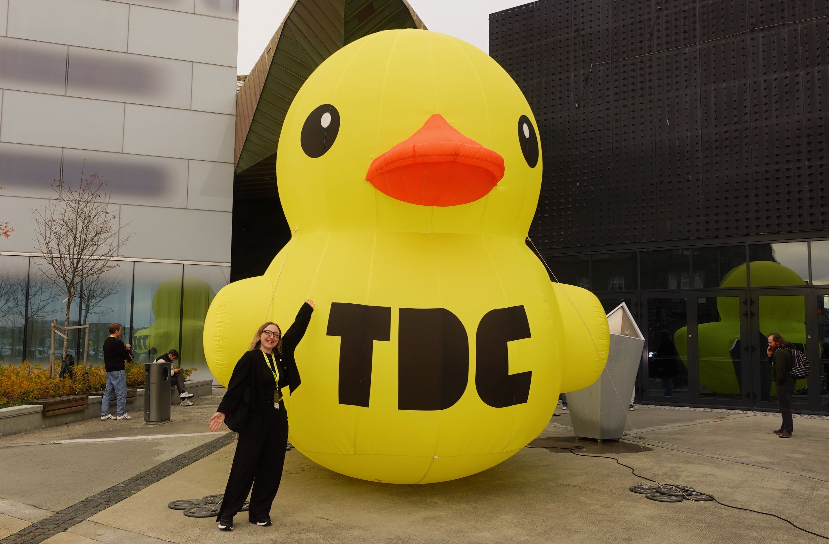 Julie Amalie foran en gigantisk oppblåsbar badeand som står utendørs.