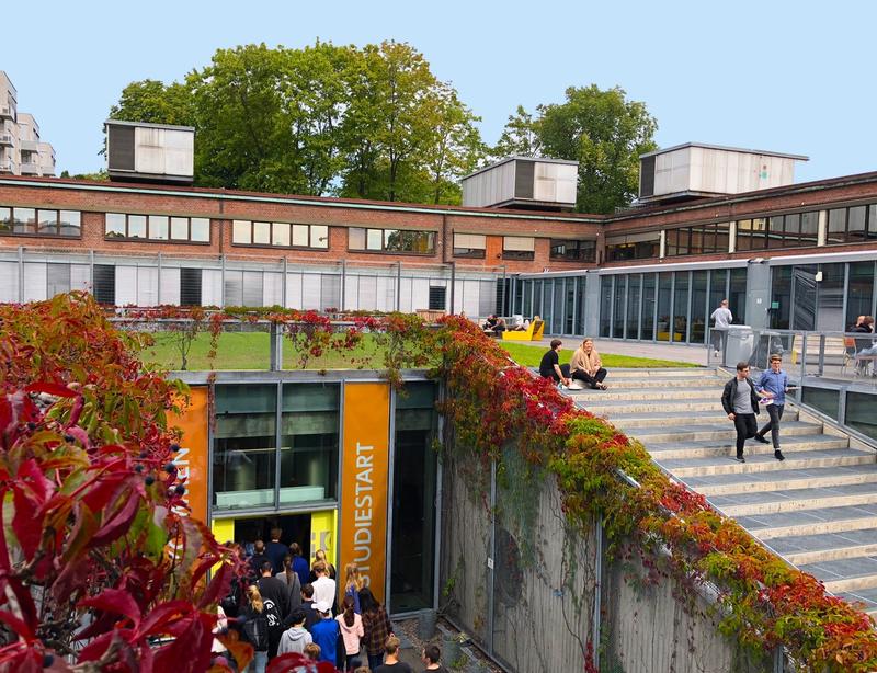 Fra studiestart på AHO, tatt utenfor hovedbygget.