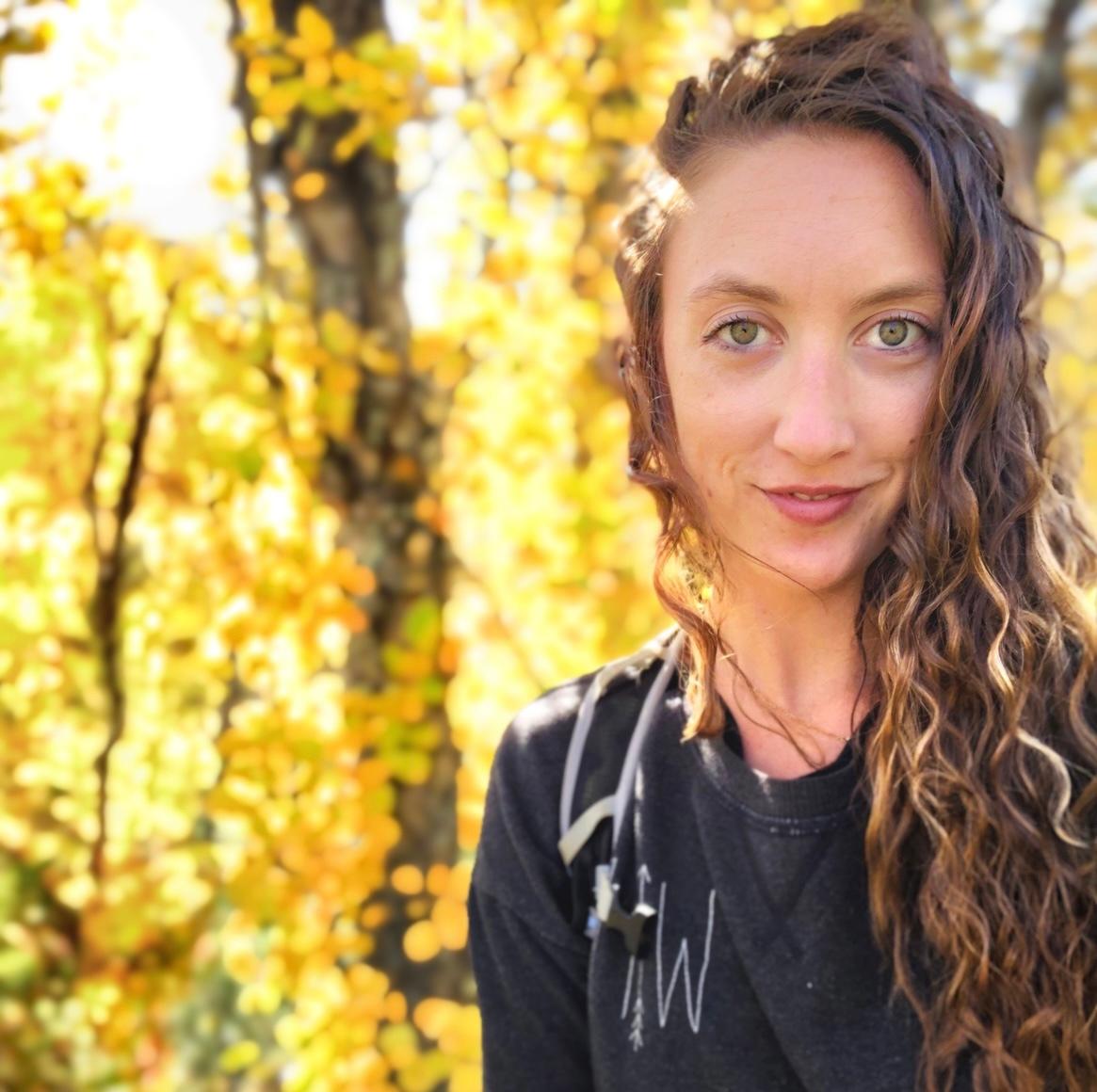 Betsy ute med trær i bakgrunnen