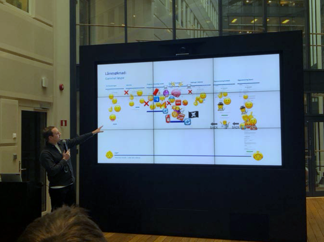Aleksander foran presentasjonslerret