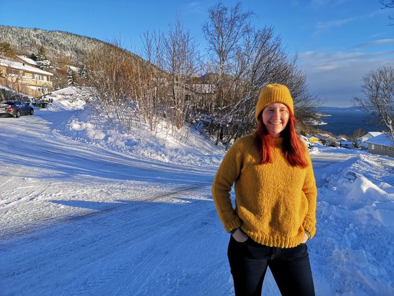 Lene Ludvigsen står ute på en snølangt vei.