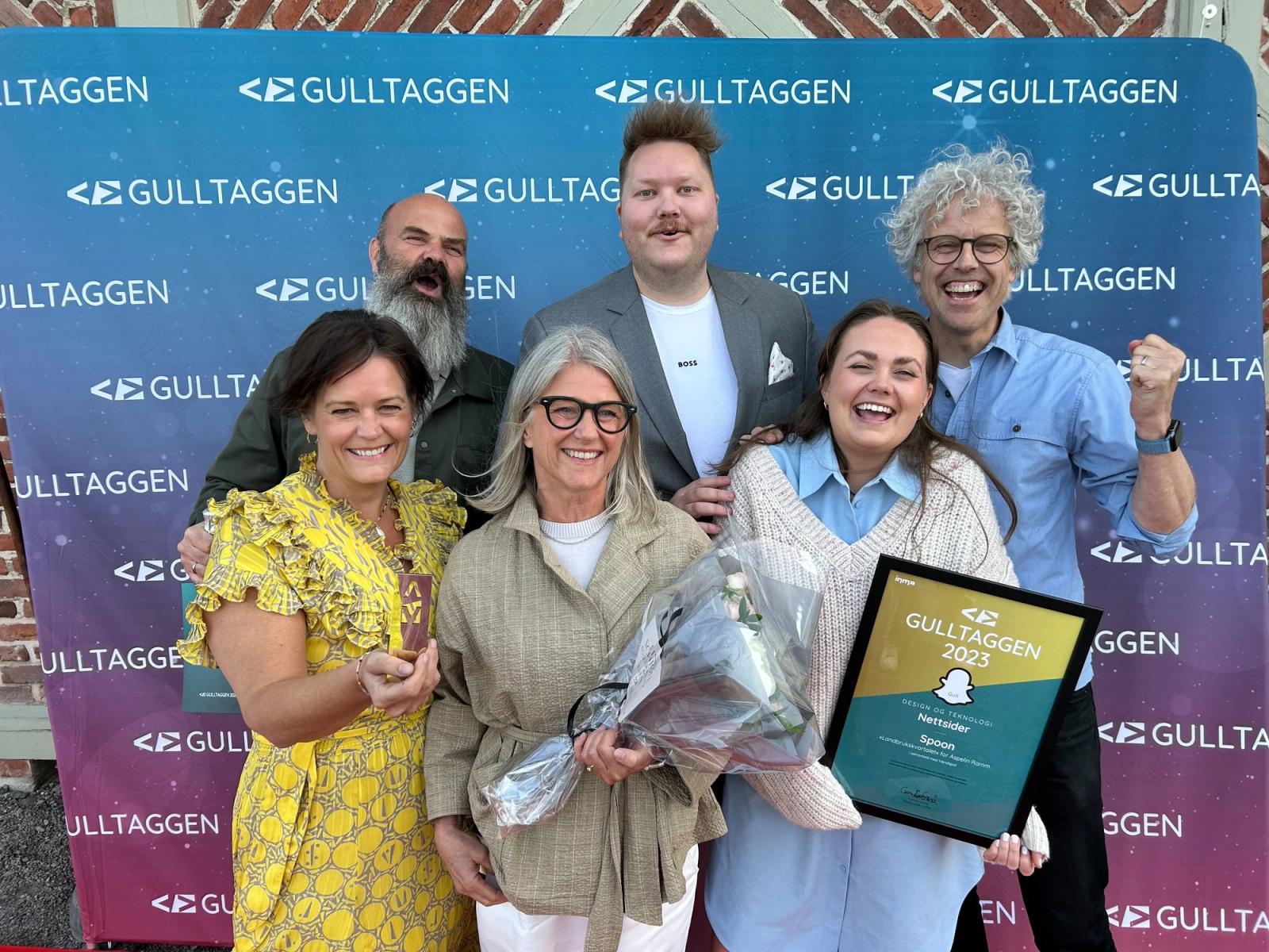 Glade mennesker samlet pĂĄ prisutdeling