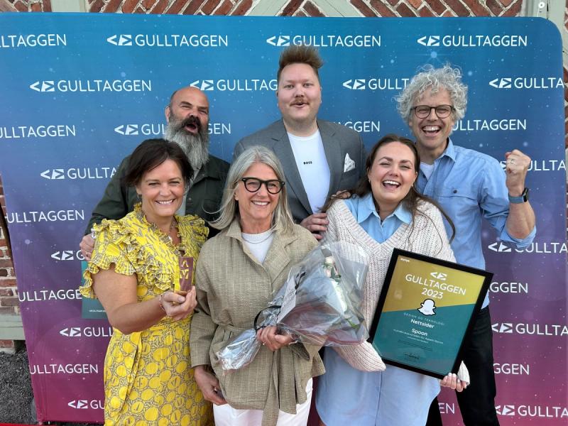 Glade mennesker samlet på prisutdeling