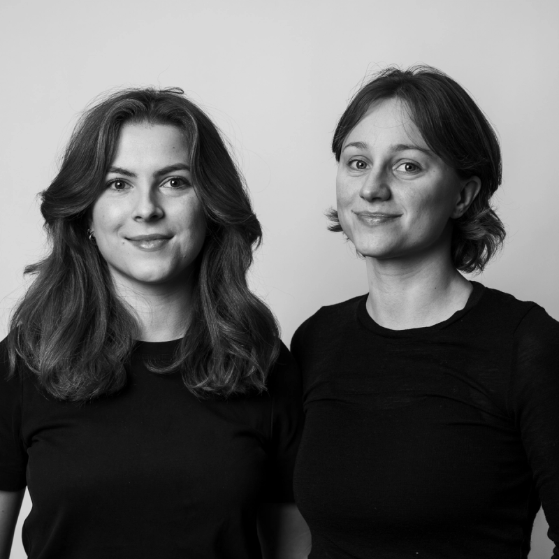 To kvinner på svart/hvitt bilde