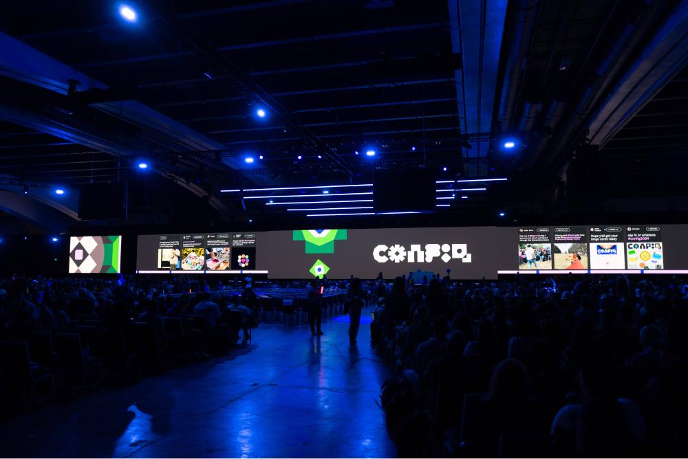 Mørkt rom og scenen på Config