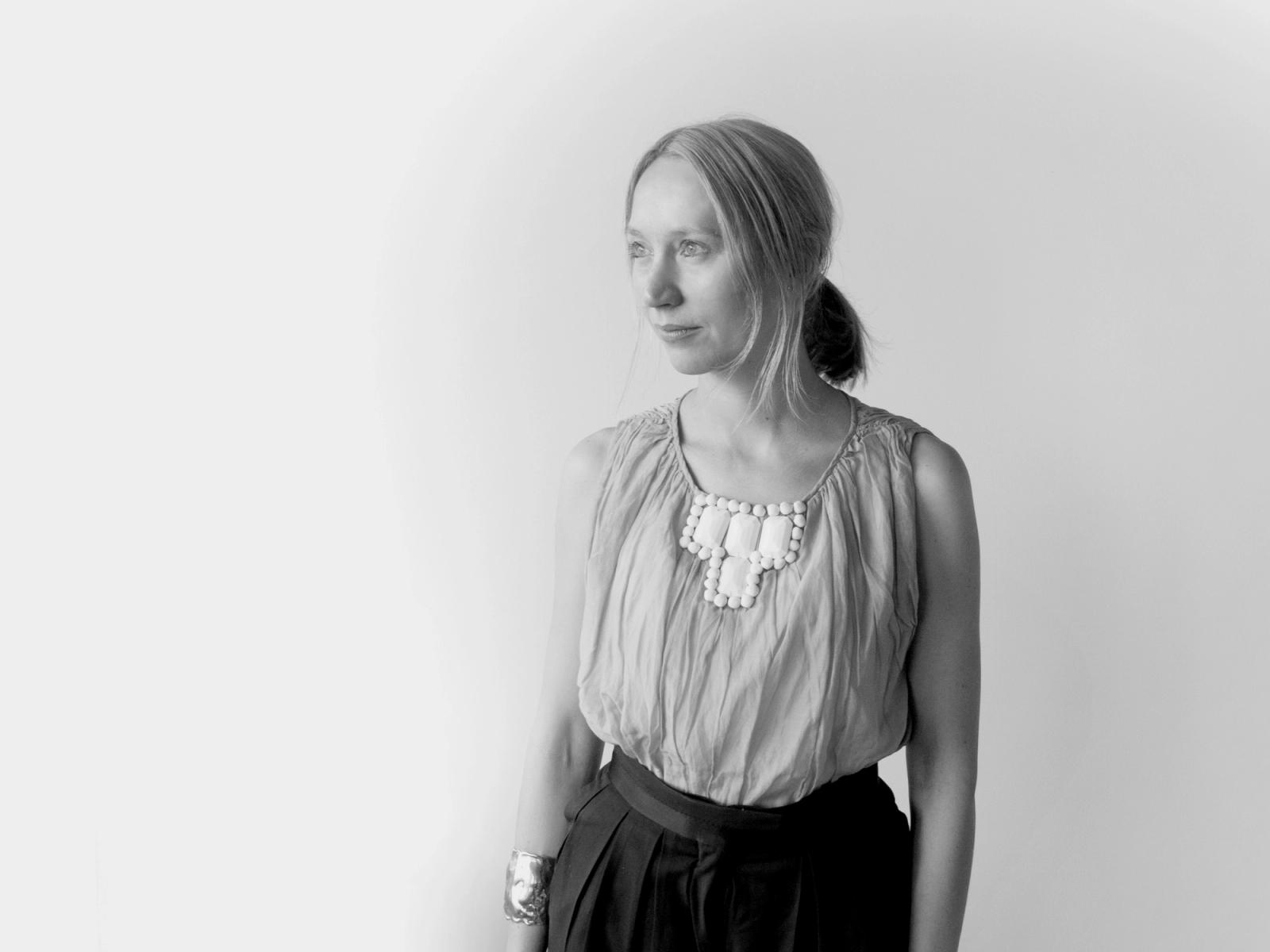 Svart hvit portrett av dame som ser til siden.