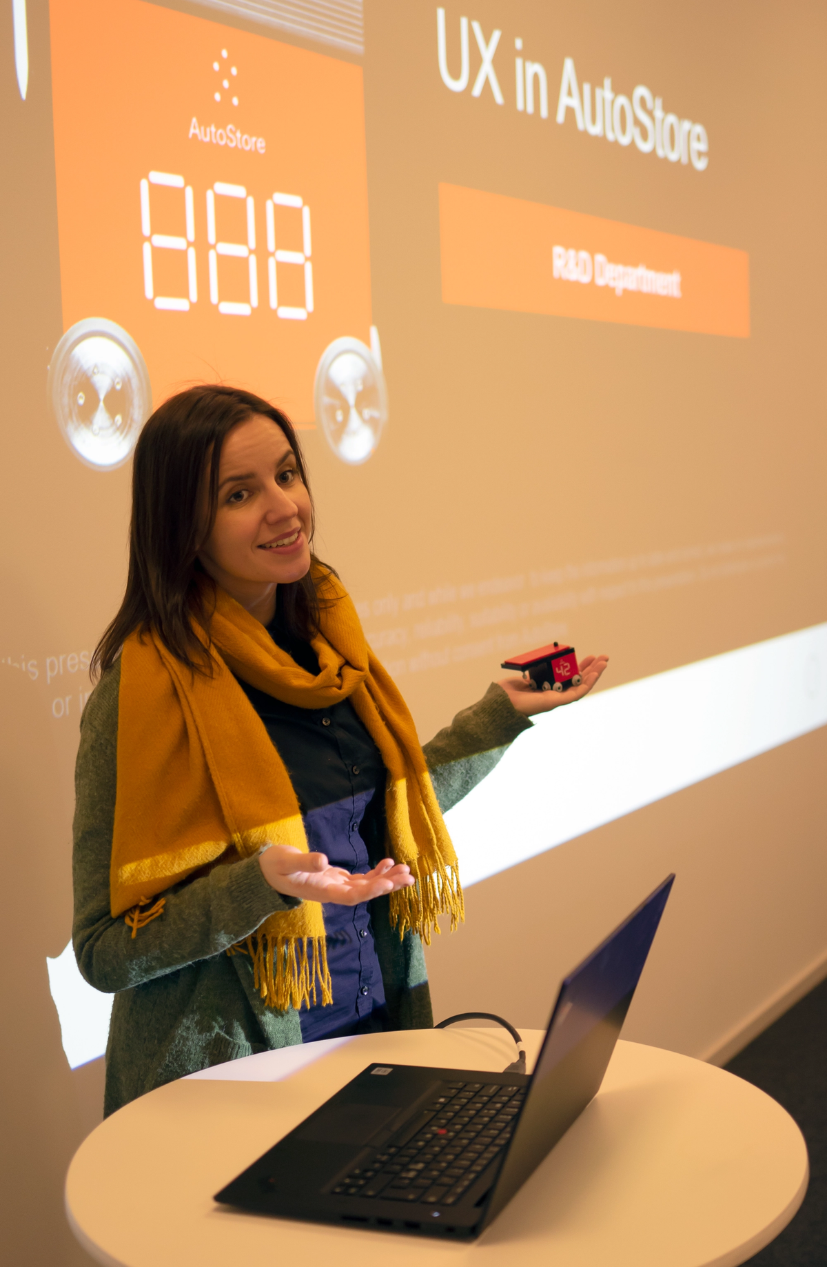 Bente holder presentasjon for AutoStore-ansatte om UX-strategier og pågående designprosjekter. 📸: Milosz Mazur