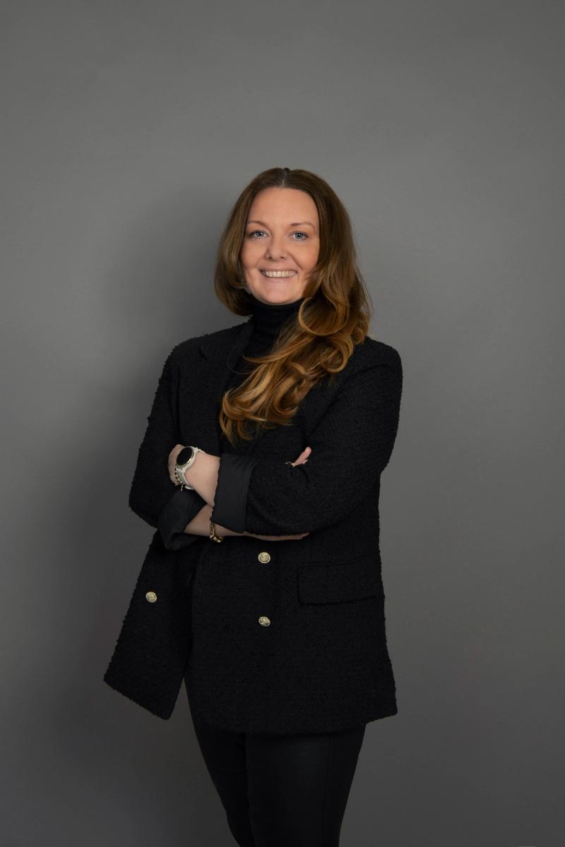 Kvinne i svart blazer