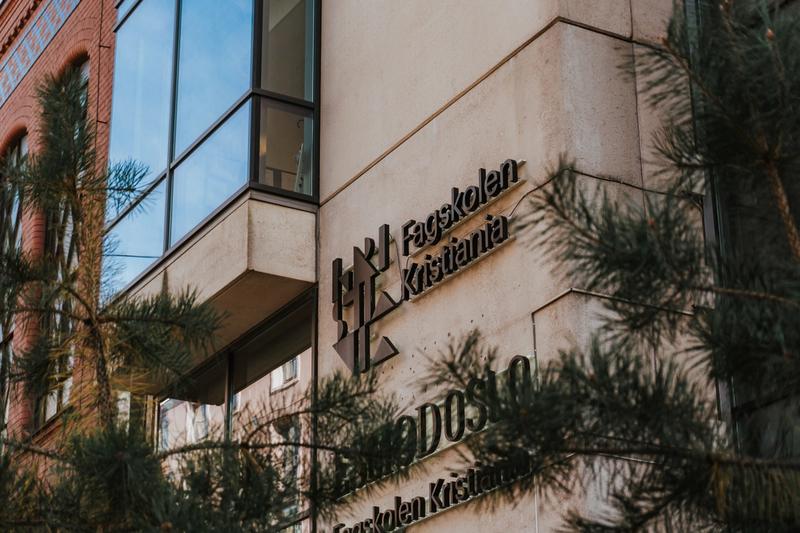 Fasaden på bygg med skilt Fagskolen Kristiania