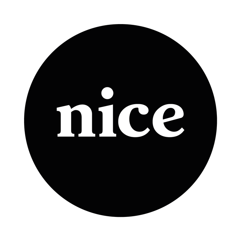 Logo med ordet nice i en svart sirkel