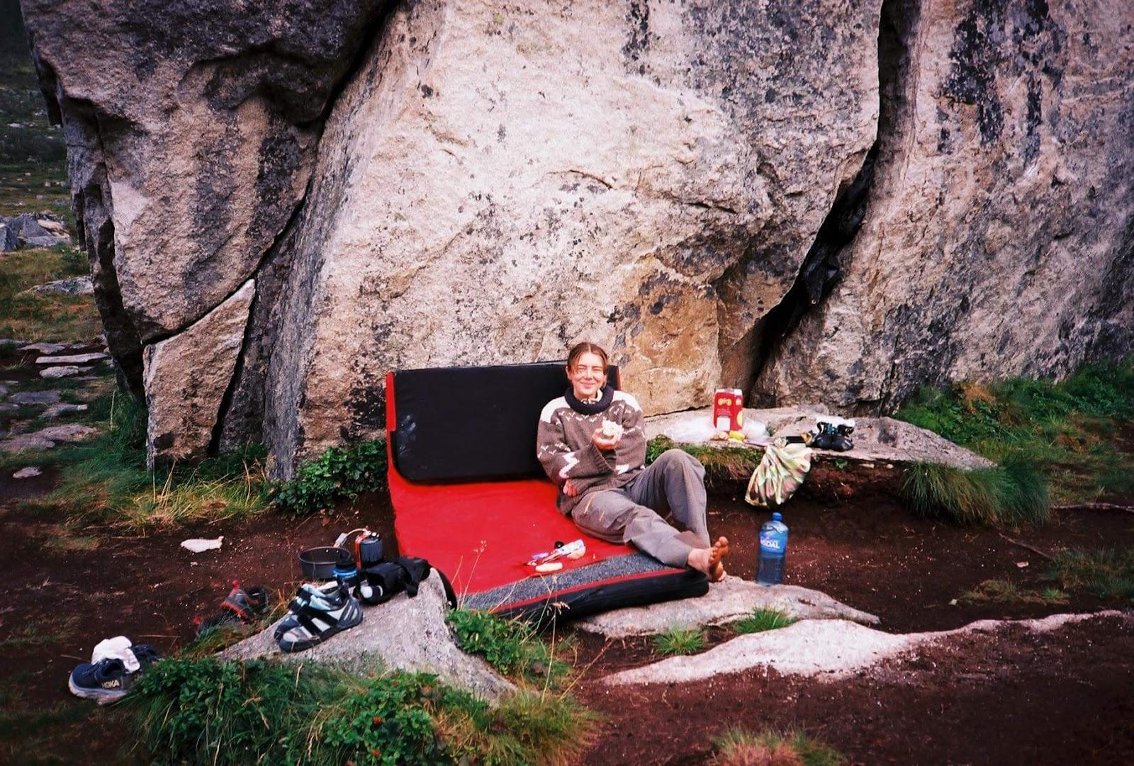 Erle Drejer slapper av og lunsjer på fjelltur.