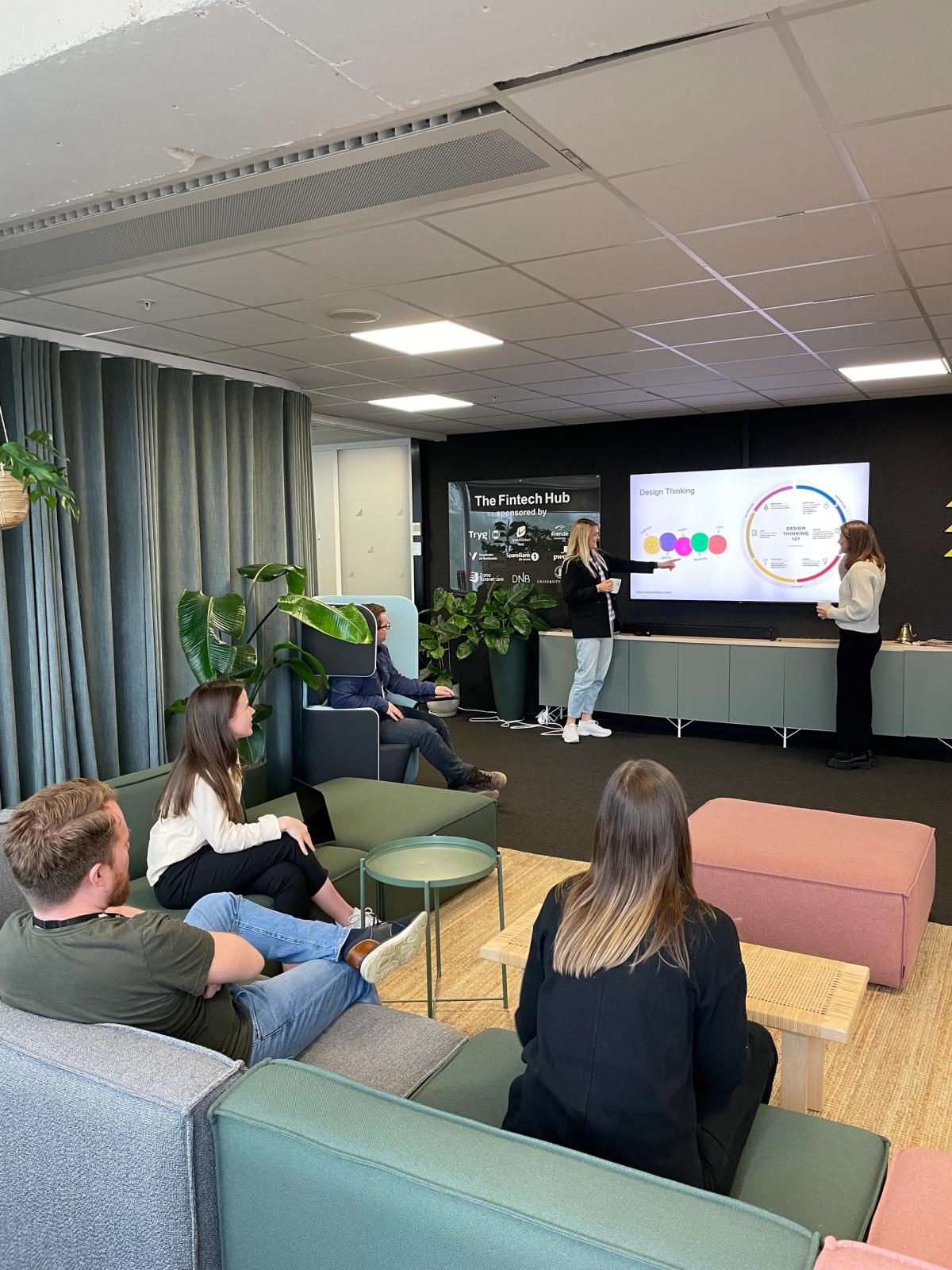 Guilty-gjengen hører på foredrag om design thinking
