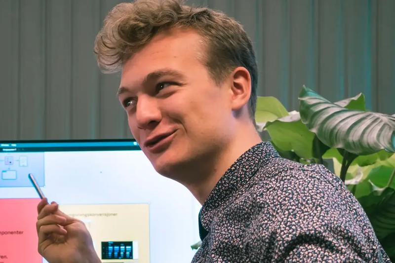 Mann på gulvet med blyant i munnen