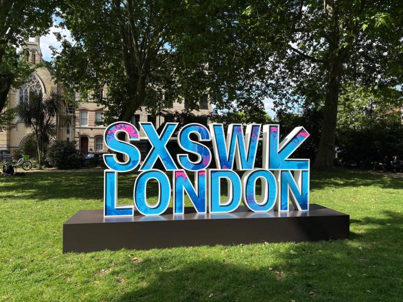 Stort skilt med SXSW London i en park