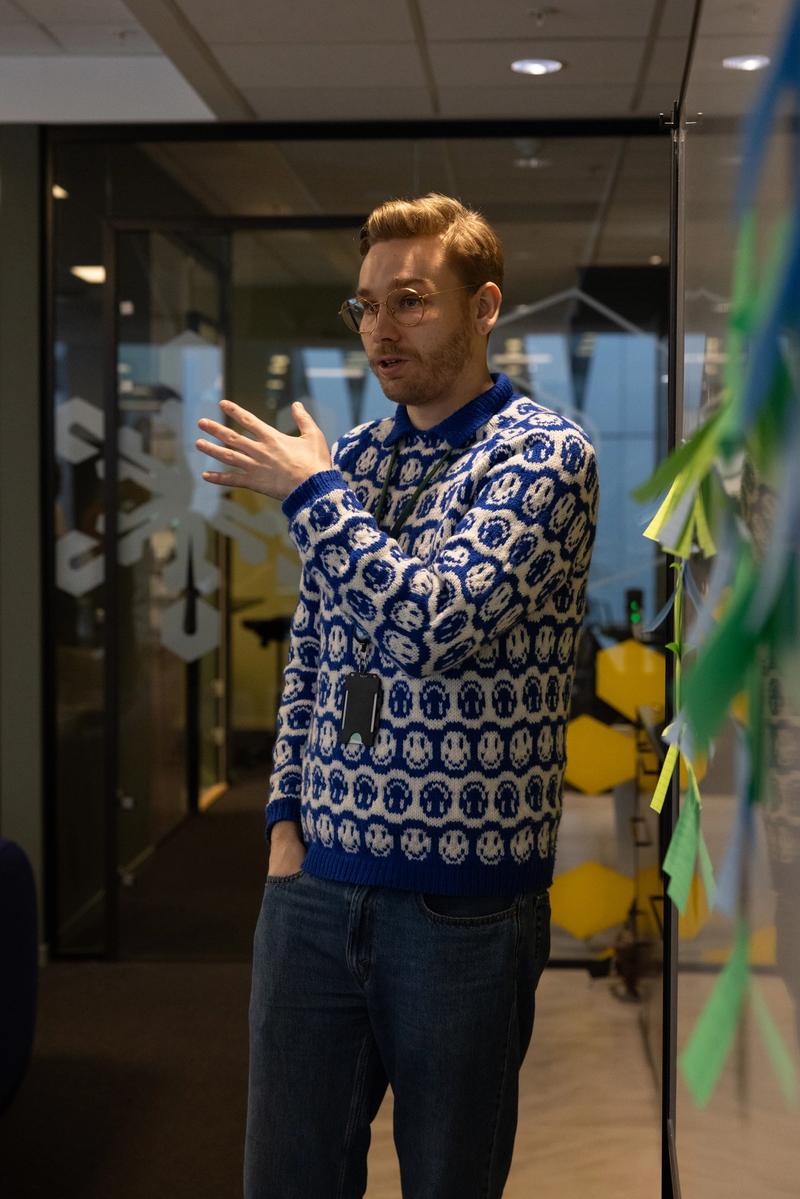 UX Designer jobber på en tavle med mange postit-lapper på