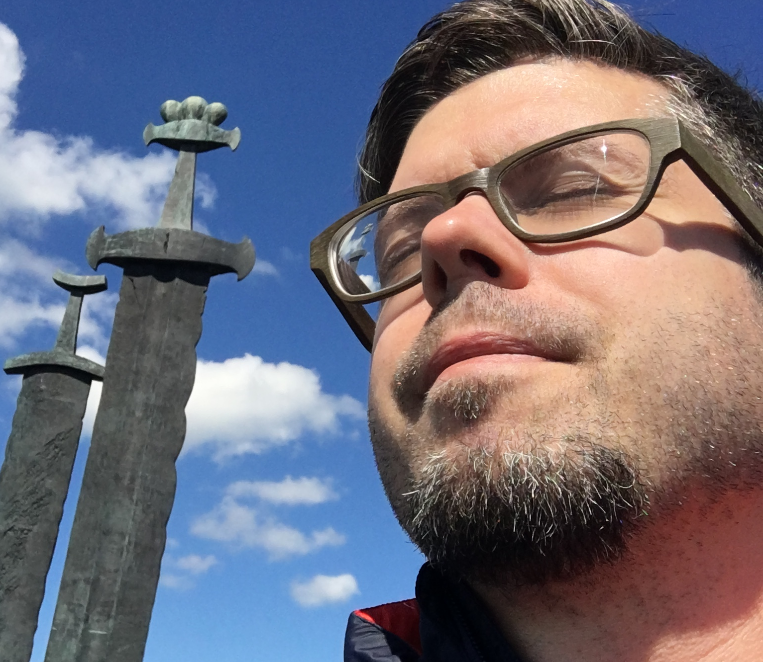 Martin myser foran Sverd i fjell i Stavanger