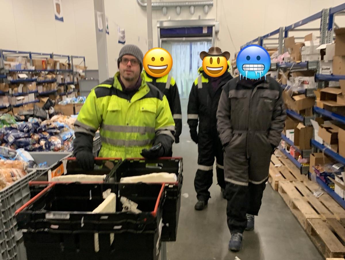 Martin og kolleger i kjeledresser på kjølelageret.