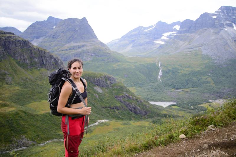 Janniche Aarøen på fjelltur med norsk landskap i bakgrunnen.