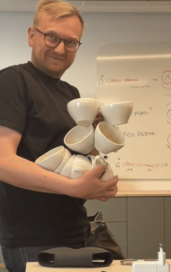 Jonas bÃ¦rer mange tomme kaffekopper