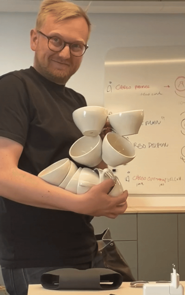 Jonas bærer mange tomme kaffekopper