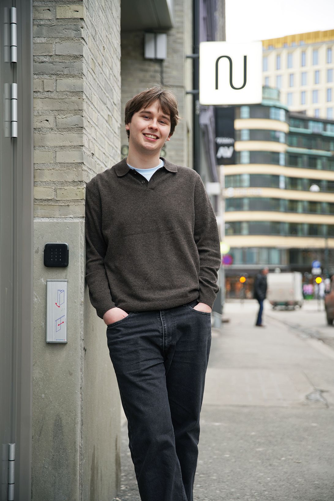 Mann står utenfor inngangen til Netlife tiss kontor på Youngstorget