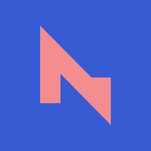 Logo til Karabin Sans. Blå bakgrunn med en avskåret N i rosa farge