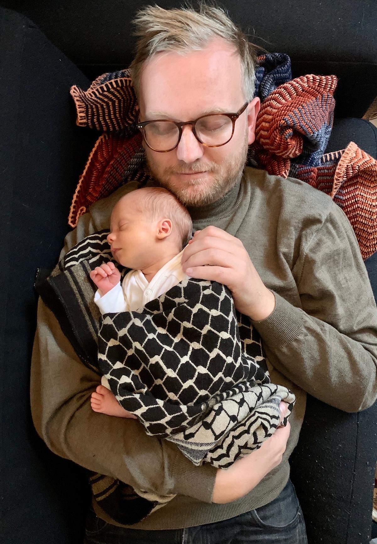 Jonas med fersk baby som sover