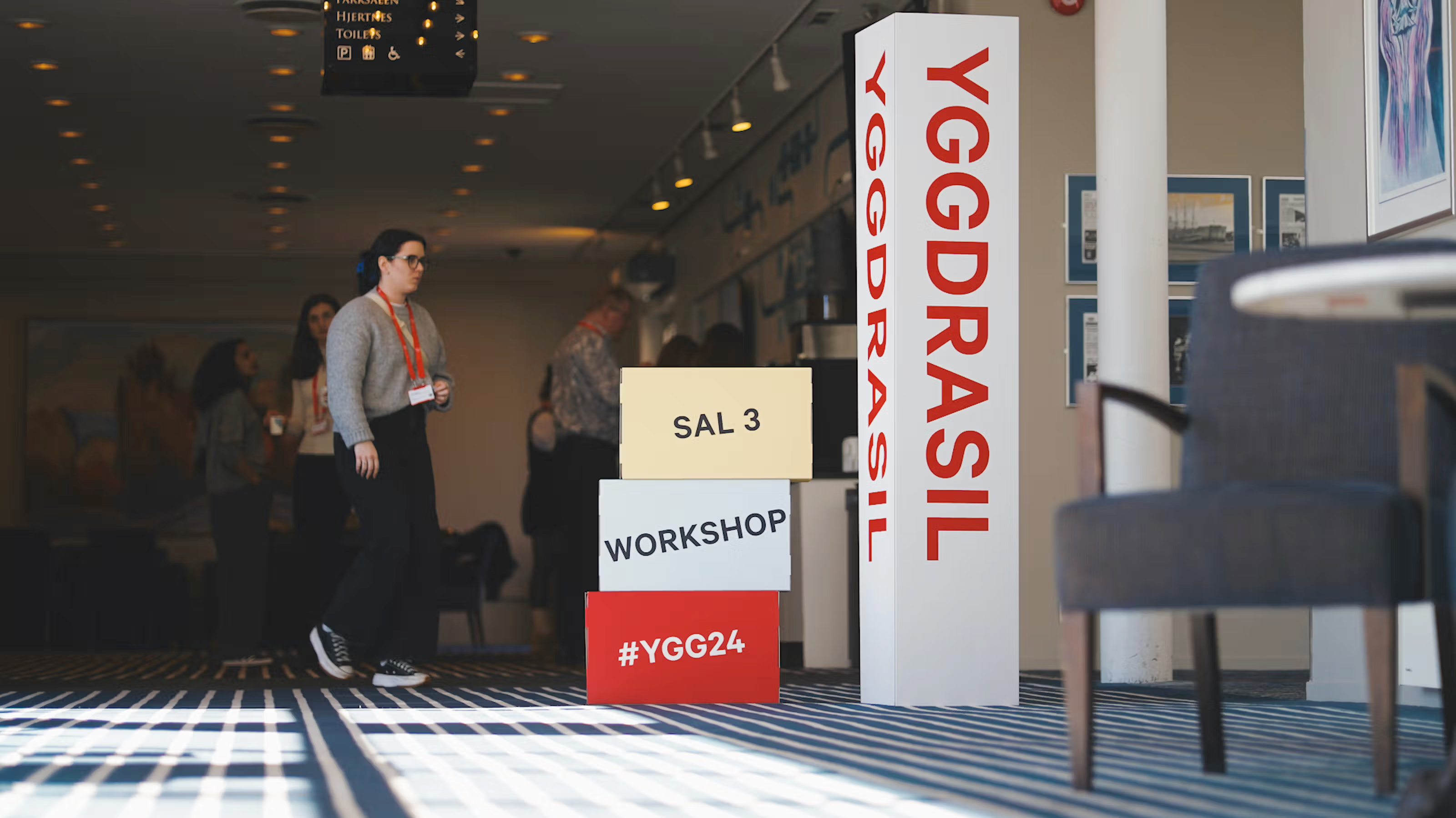 To menn står på scenen på Yggdrasil og snakker.