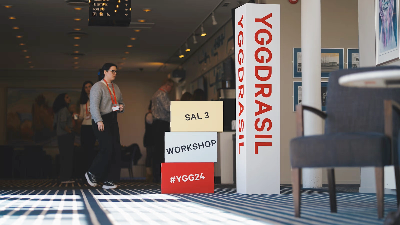 To menn står på scenen på Yggdrasil og snakker.