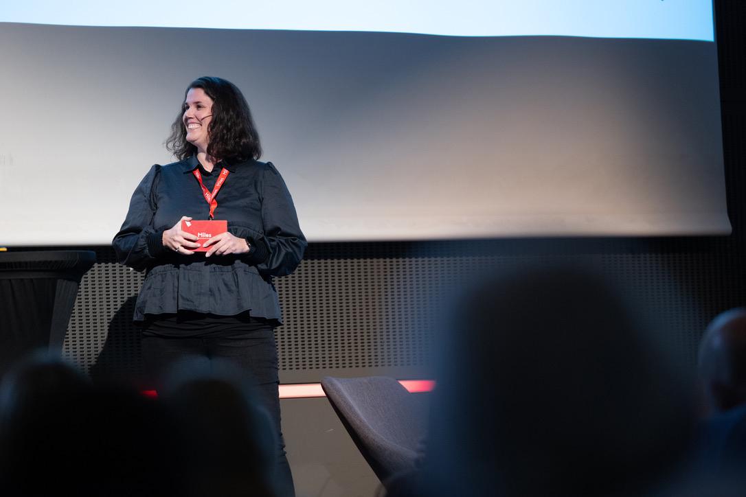 Kvinne står på en scene.