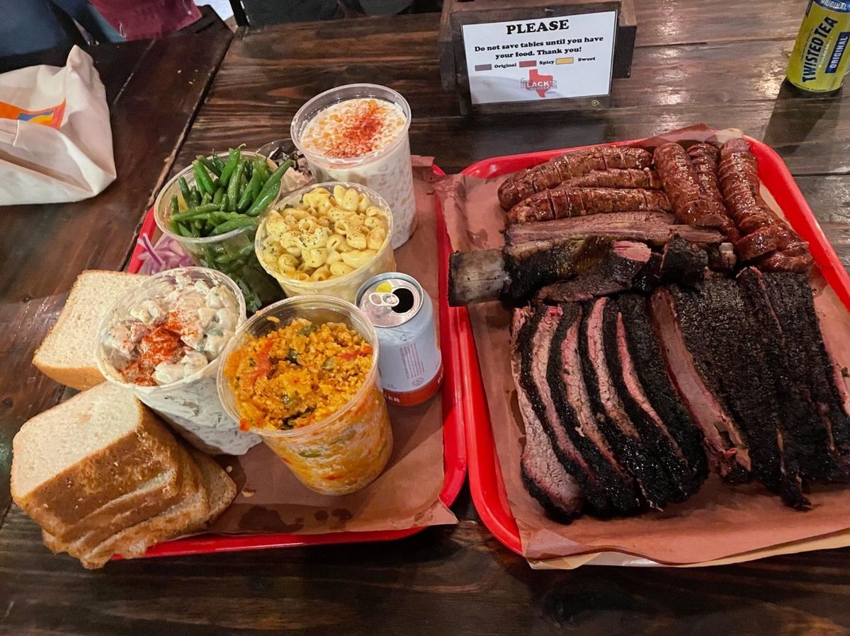 Store porsjoner med barbeque-mat på serveringsbrett.
