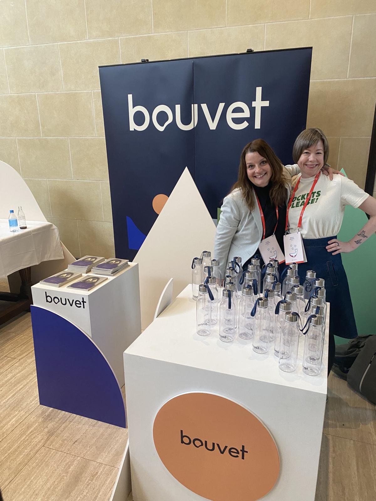 Tone Larsen og Maria Sannes på stand for Bouvet med giveaway-vannflasker på et bord foran seg
