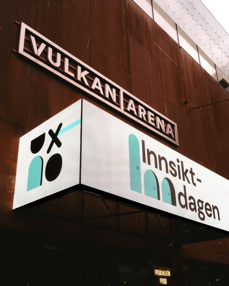 Utsiden av Vulkan Arena, stort lysskilt med logoene til UX Norge og Innsiktdagen