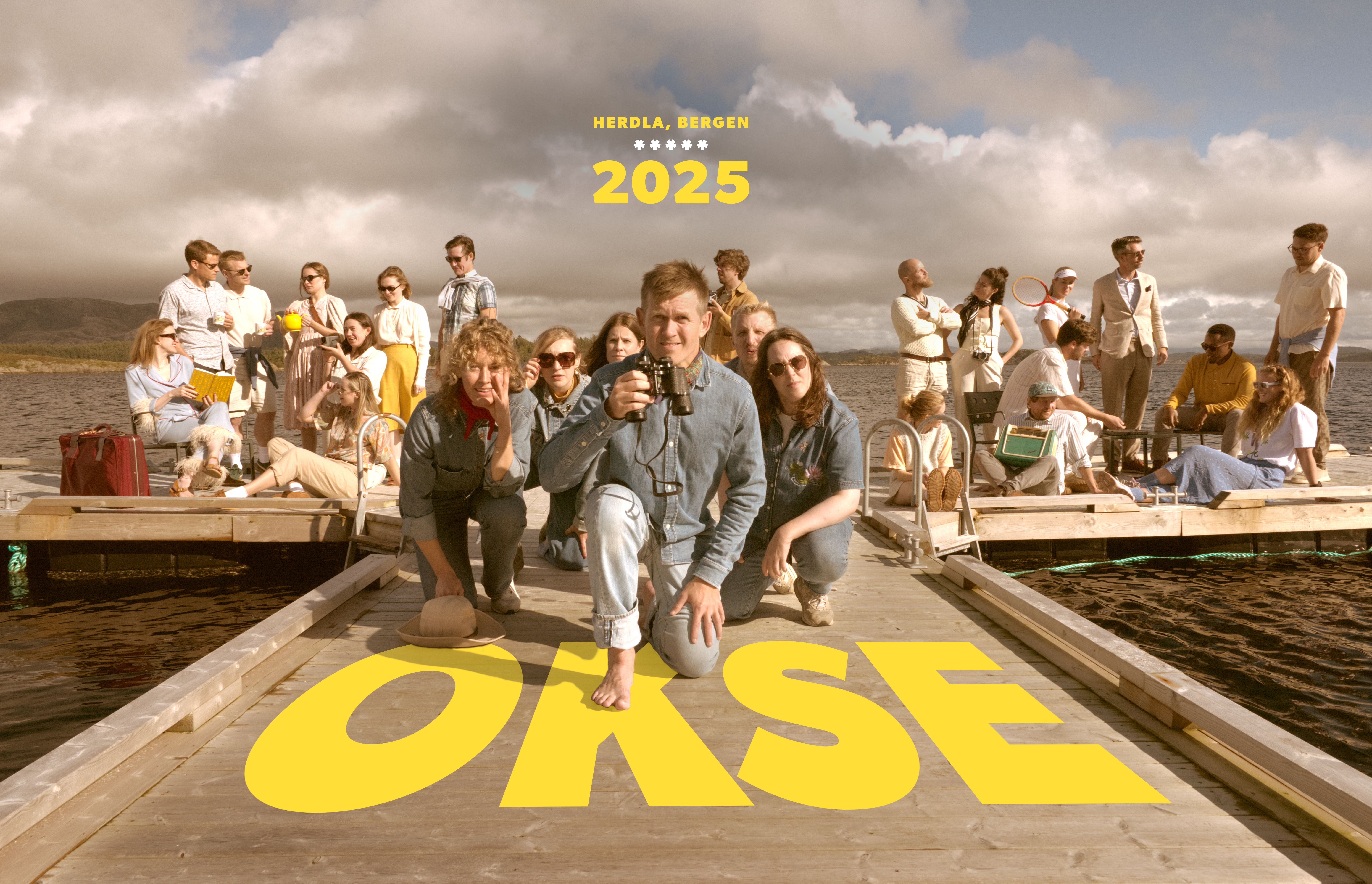 Fjorårets julekort fra okse med hele gjengen som poserer på en brygge i Wes Anderson-stil.