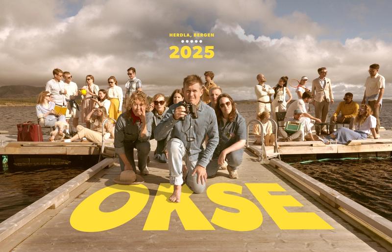 Fjorårets julekort fra okse med hele gjengen som poserer på en brygge i Wes Anderson-stil.