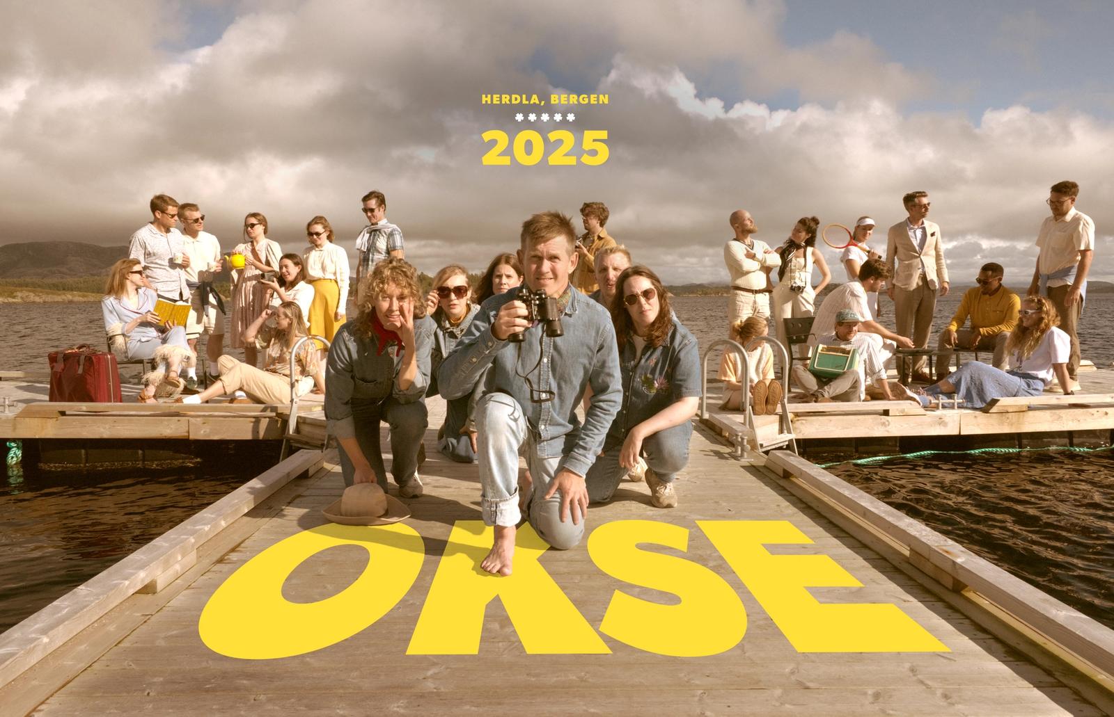 Fjorårets julekort fra okse med hele gjengen som poserer på en brygge i Wes Anderson-stil.